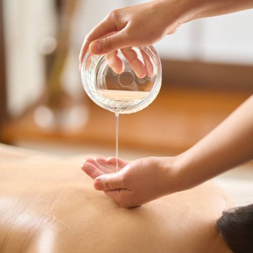 Prikaz praktikovanja Ajurvedske masaže u Alex therapy salonu za masažu u Novom Sadu