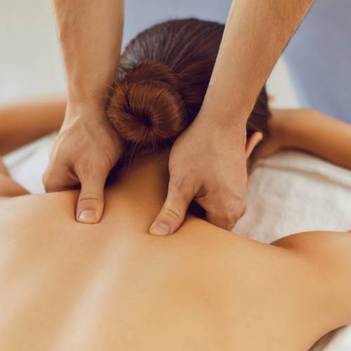 Prikaz praktikovanja relaks masaže u Alex therapy salonu za masažu u Novom Sadu